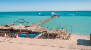 Orange Bay Ägypten – Weißer Sandstrand und Holzstege vor Hurghada