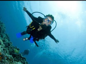 PADI Advanced Open Water Diver Hurghada Buchen - Taucher erkunden ein Korallenriff