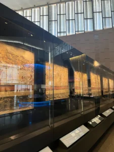 Schätze des Tutanchamun bei einer Führung im Grand Egyptian Museum