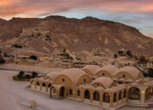 Klostertour ab Hurghada - Blick auf das Antoniuskloster in der Wüste